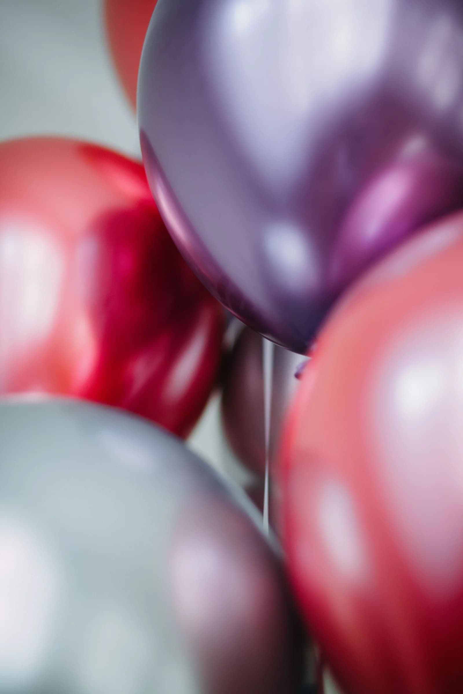 Balões metalizados redondos em uma composição colorida de festa