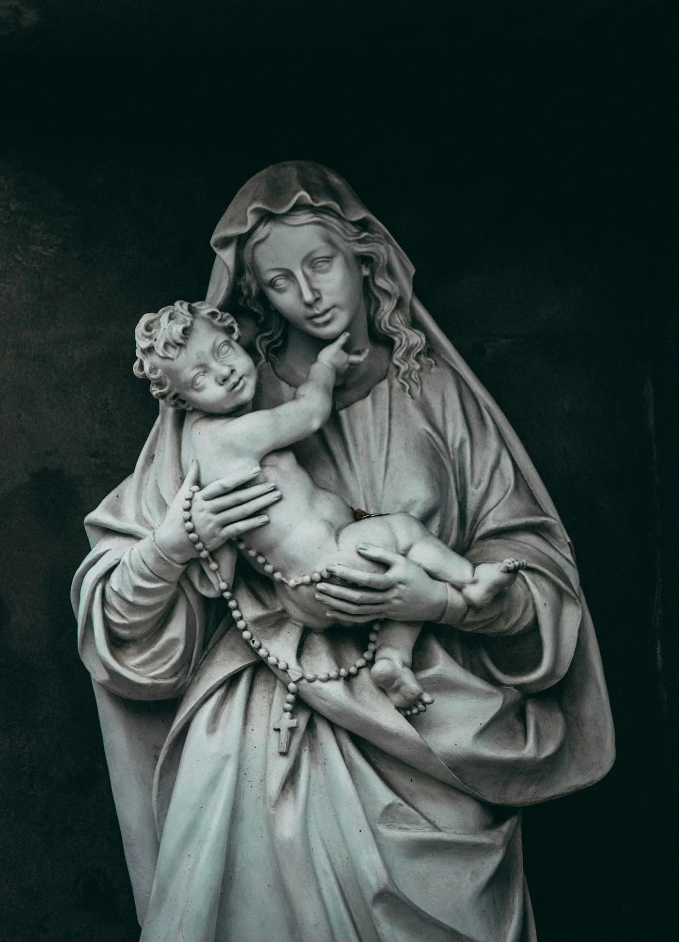 Imagem devocional de Nossa Senhora com o Menino Jesus em primeiro plano