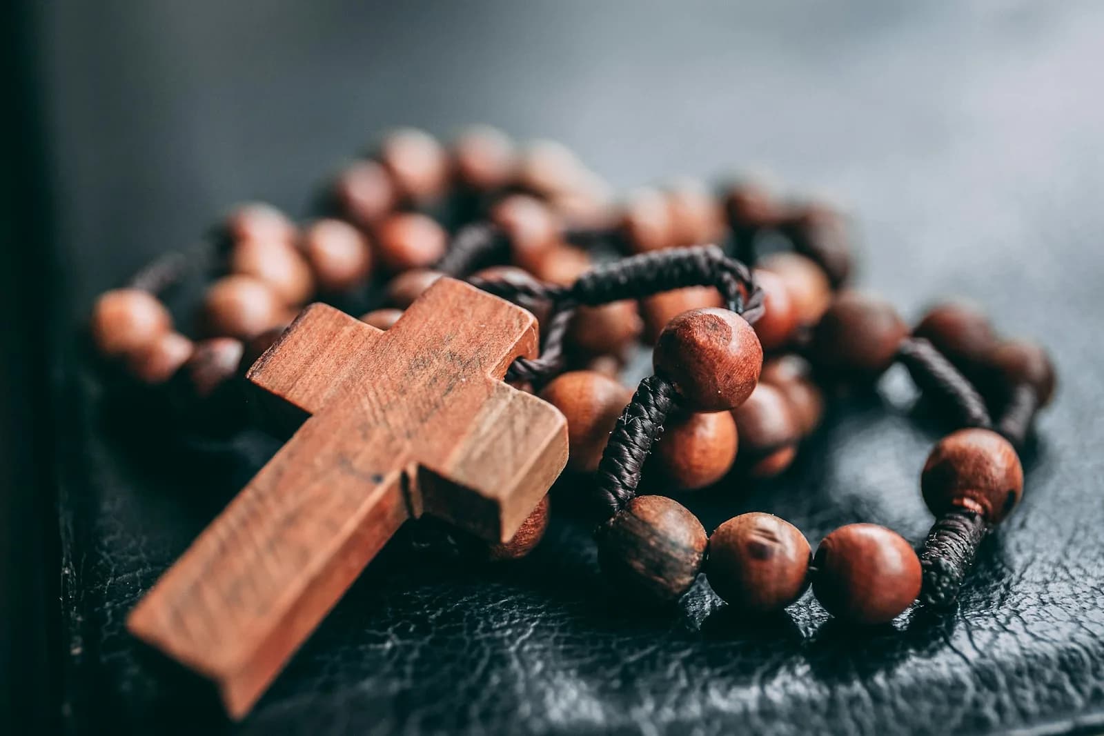 Terço católico de madeira com contas e crucifixo