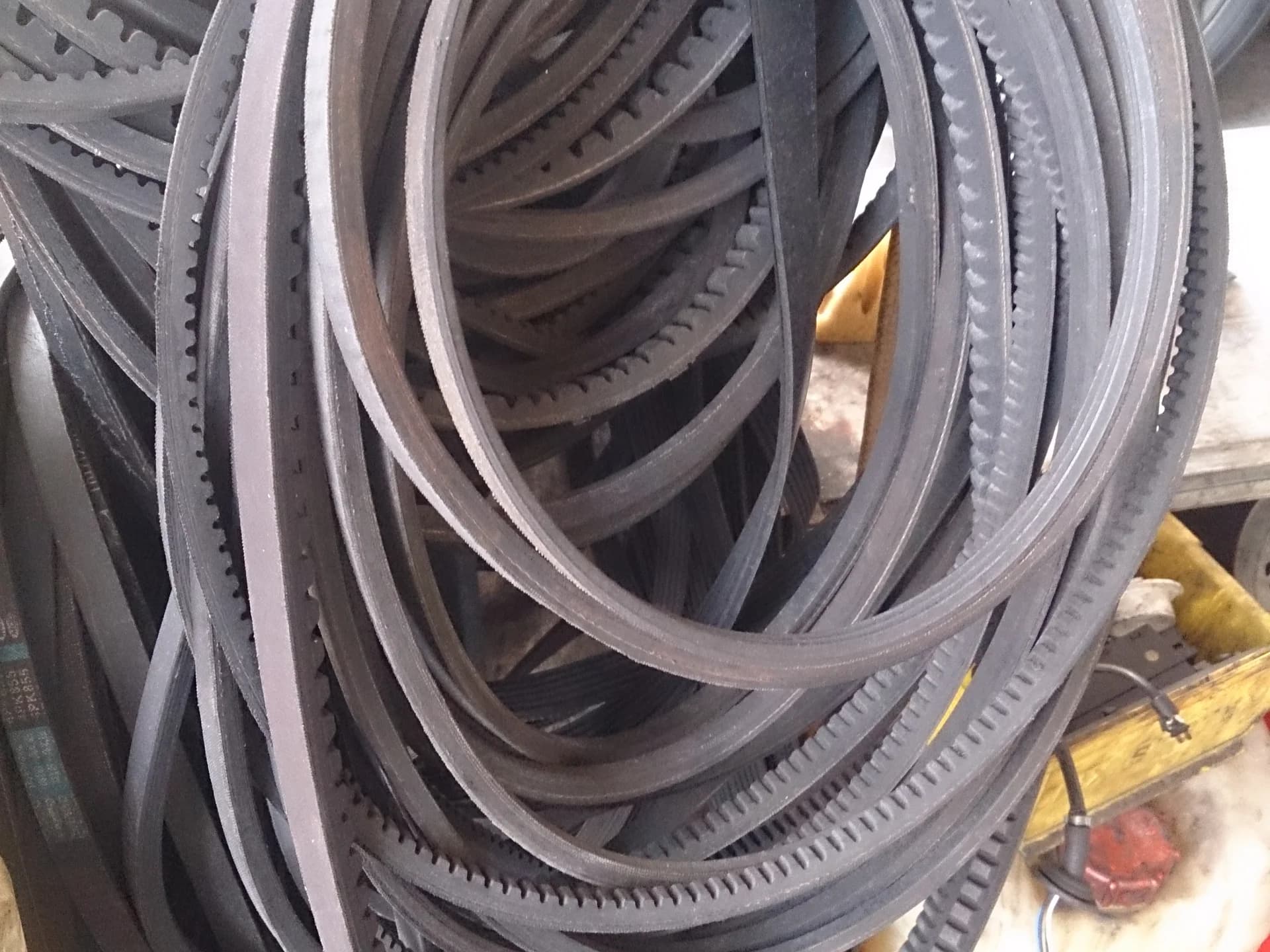 Conjunto de correias de transmissão em uma oficina automotiva