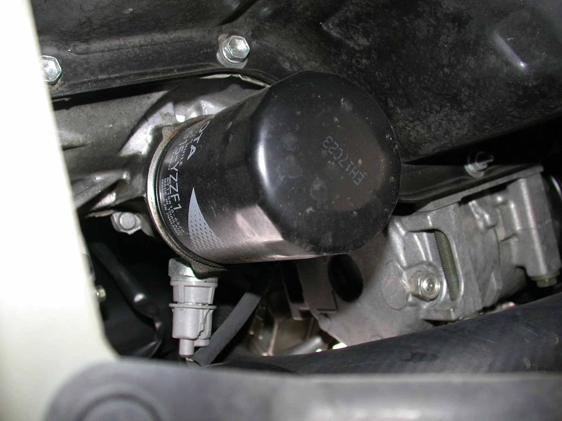 Filtro de óleo automotivo instalado no compartimento do motor