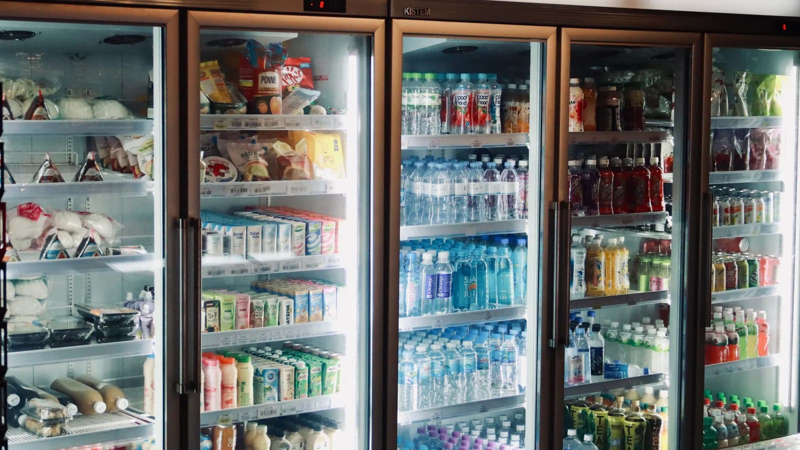 Expositor refrigerado de uma loja com água, refrigerante e outras bebidas organizadas