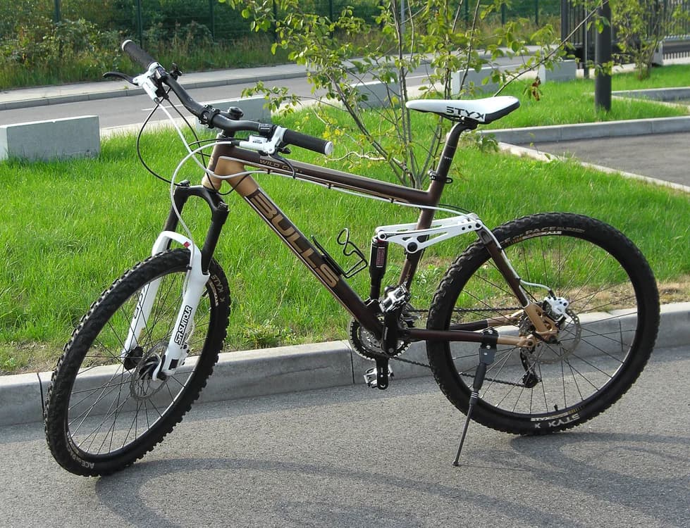Bicicleta de montanha com suspensão dianteira em área externa