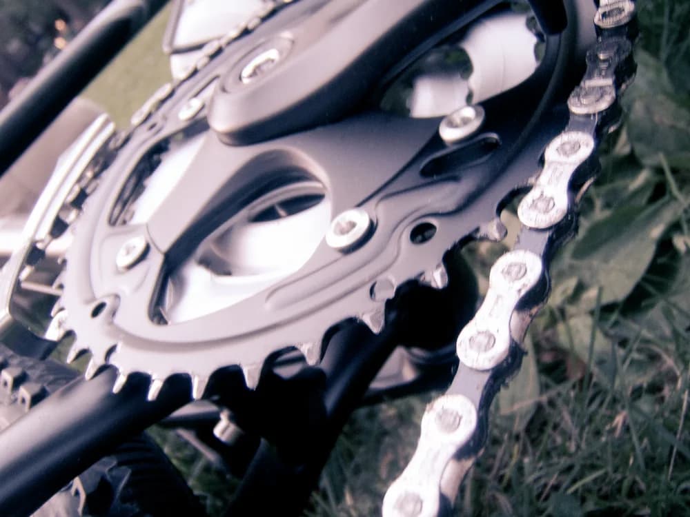 Detalhe de corrente e engrenagem de bicicleta em close