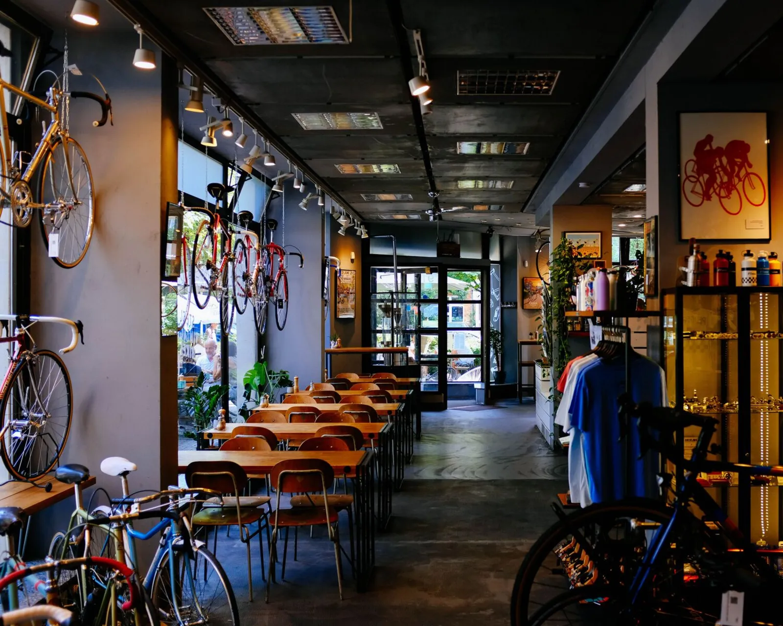 Interior de uma loja de bicicletas com modelos expostos em parede e no salão