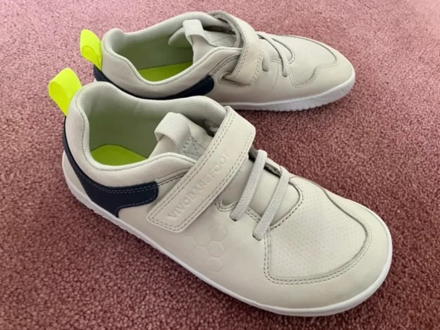 Par de tênis infantis com fechamento em velcro