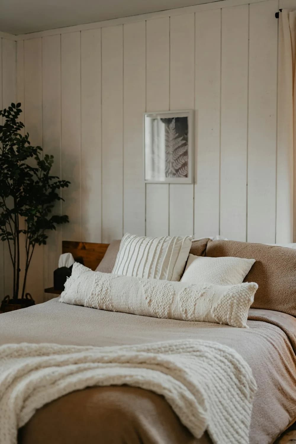 Cama de casal com colchão em quarto neutro, representando a família de colchões de casal
