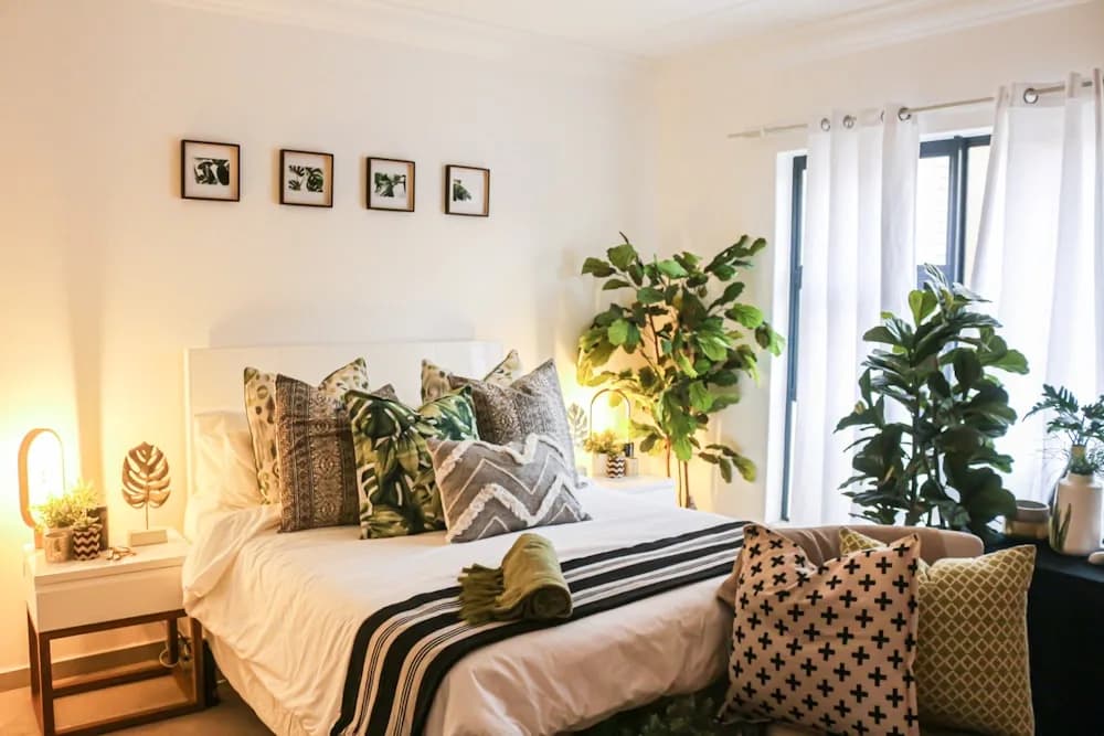 Cama queen montada em quarto neutro, representando a família de colchões queen