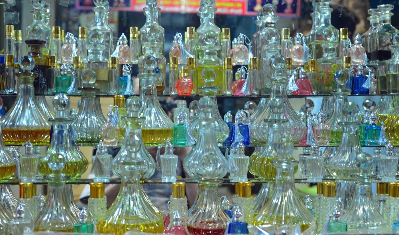 Conjunto de frascos transparentes de perfumes e essências