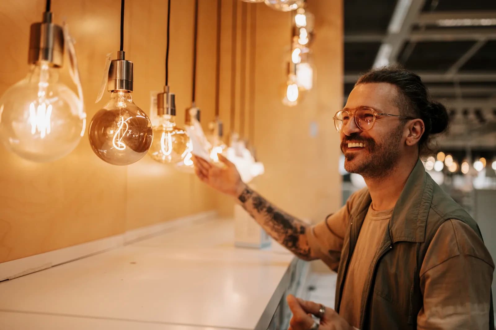 Showroom comercial neutro com luminárias decorativas expostas em uma parede