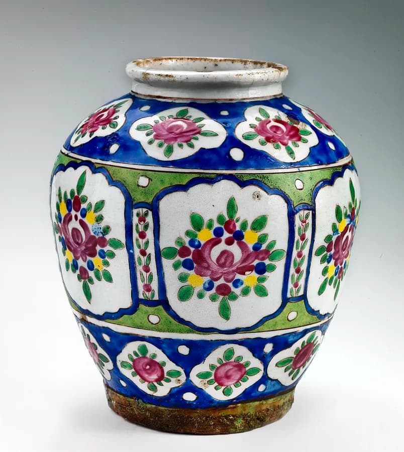 Vaso decorativo de cerâmica com pintura floral, usado como referência de família