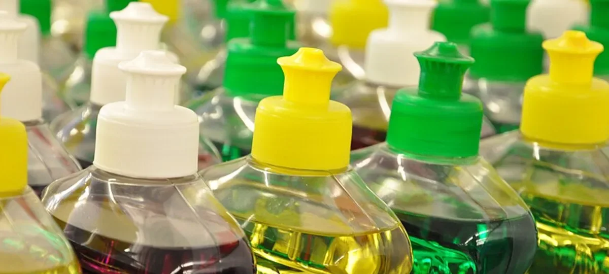 Fileira de frascos de detergente líquido colorido sem marca legível