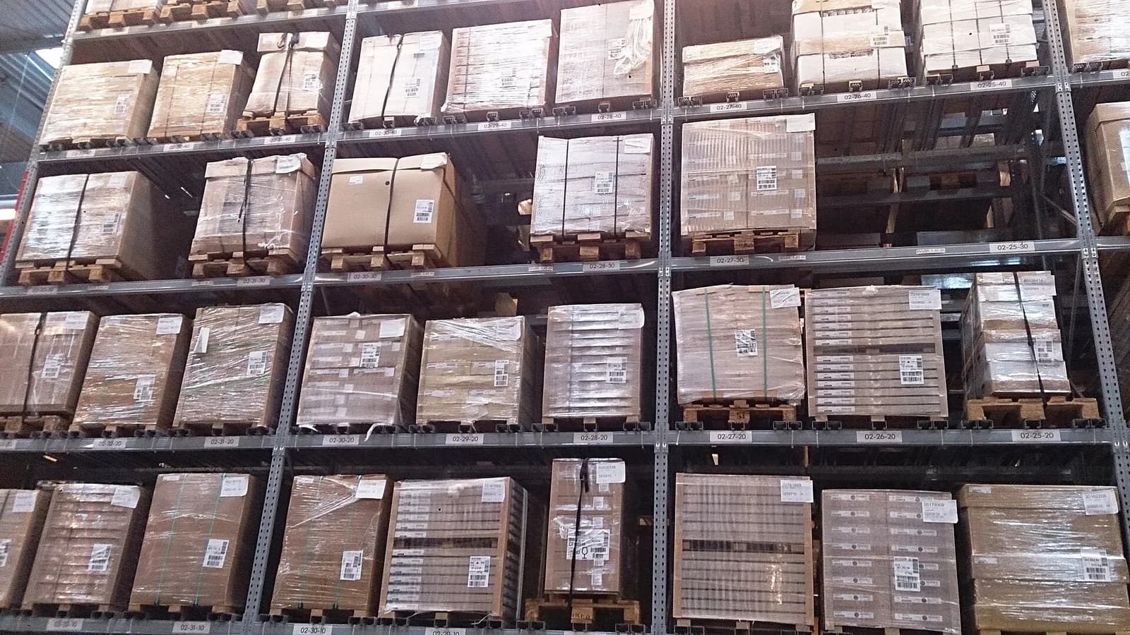 Prateleiras de armazém com caixas e mercadorias variadas organizadas
