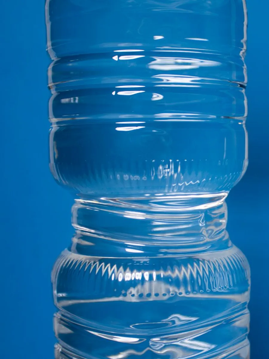 Garrafas transparentes de água sem marca, referência da família de águas