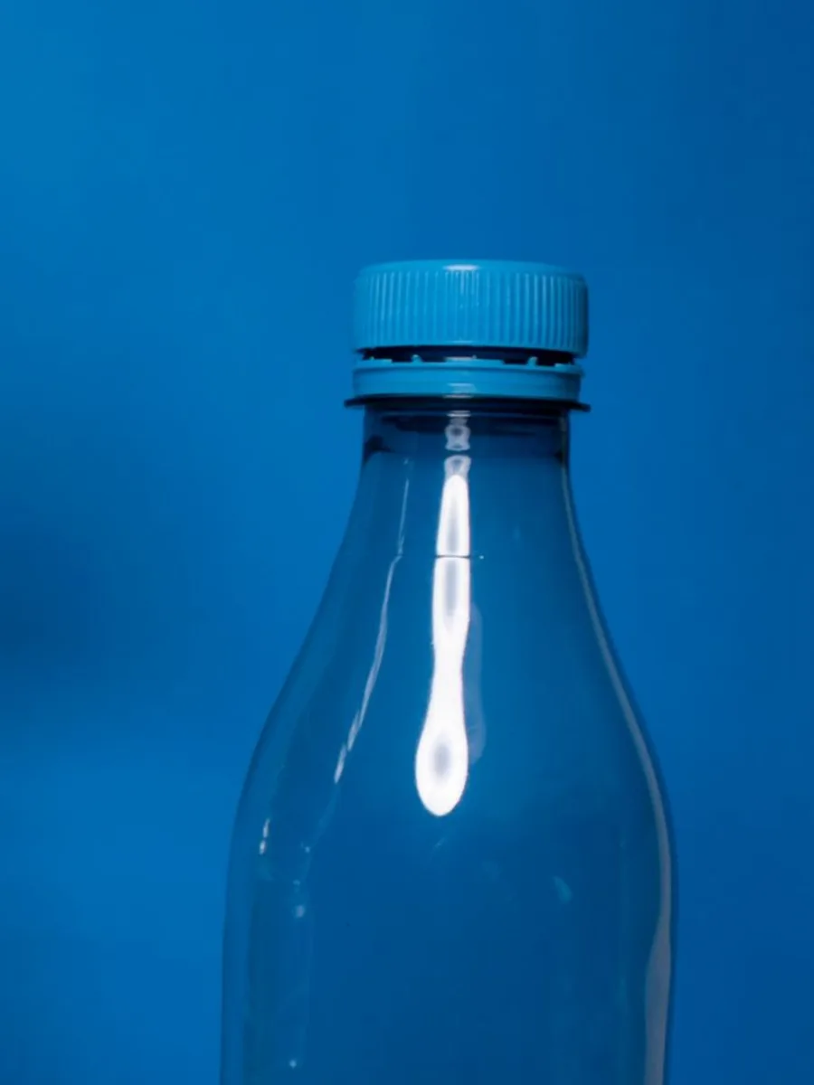 Garrafas transparentes de água sem marca, referência da categoria