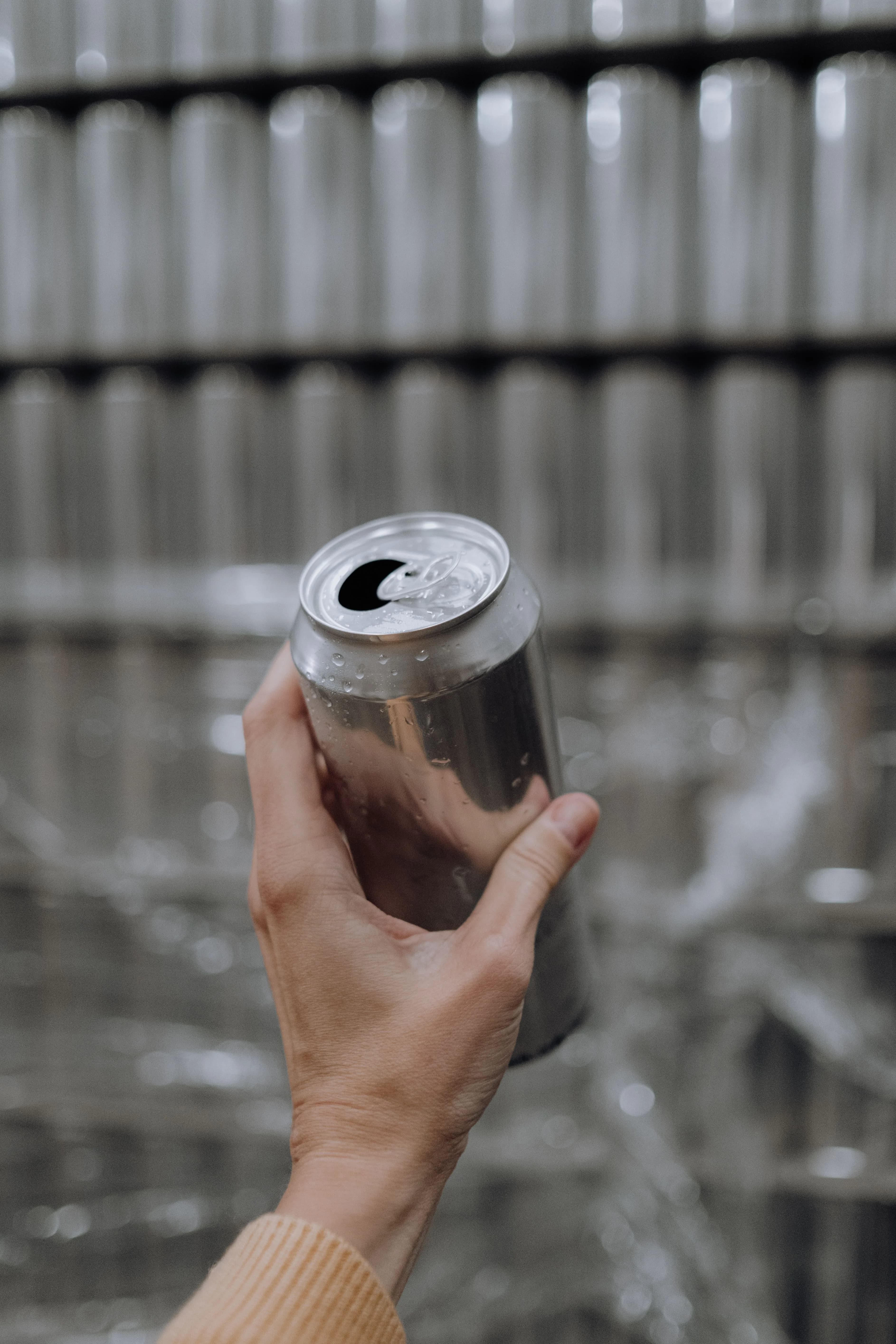 Lata de cerveja sem marca legível em uma linha de produção, referência da categoria