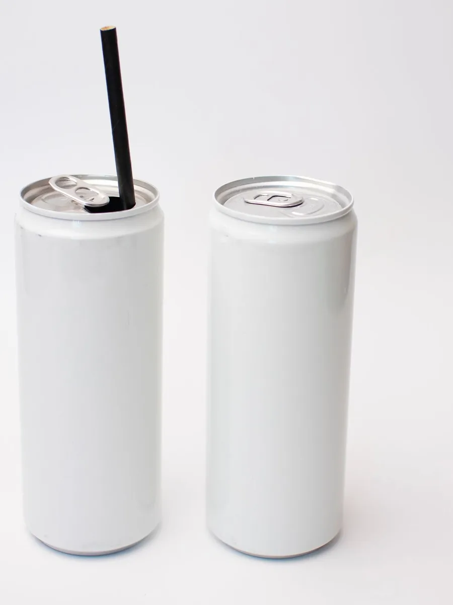 Latas brancas sem marca, referência visual da família de energéticos