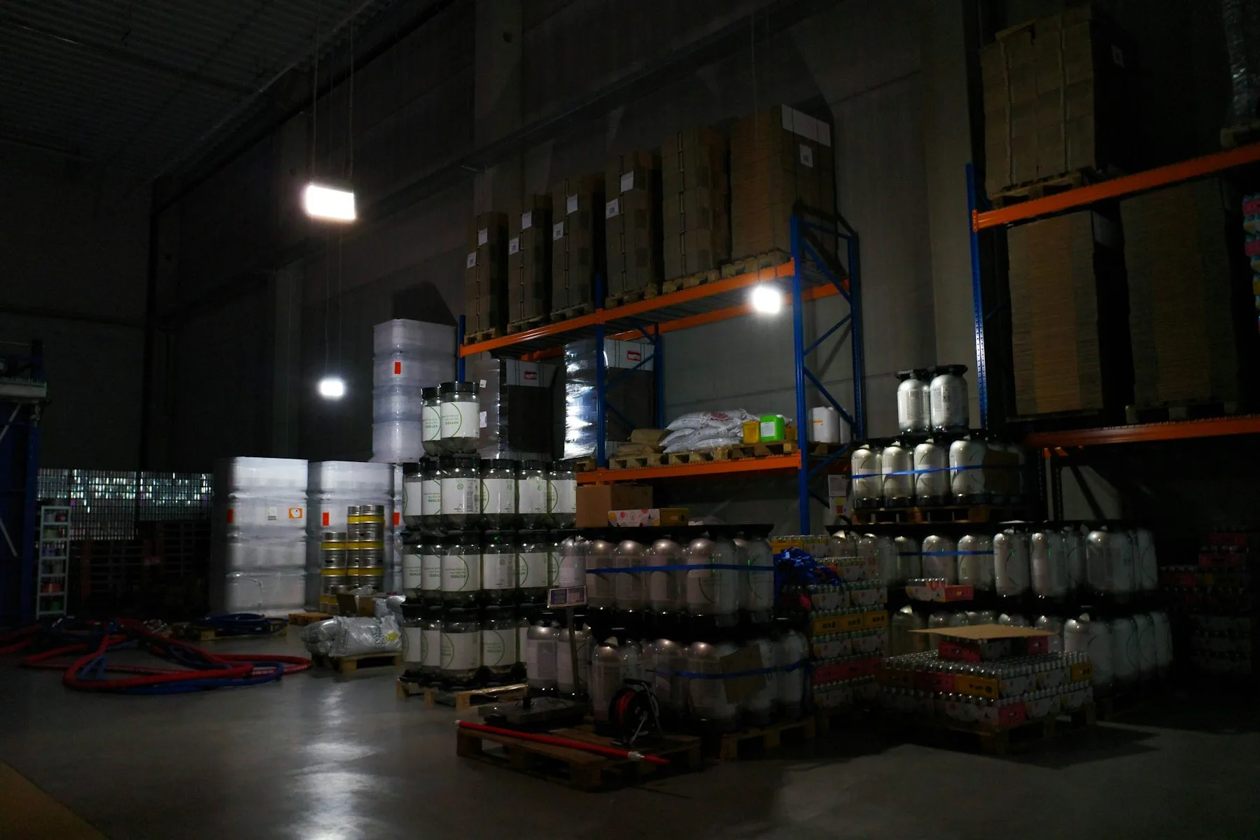 Armazém com bebidas embaladas e caixas organizadas nas prateleiras