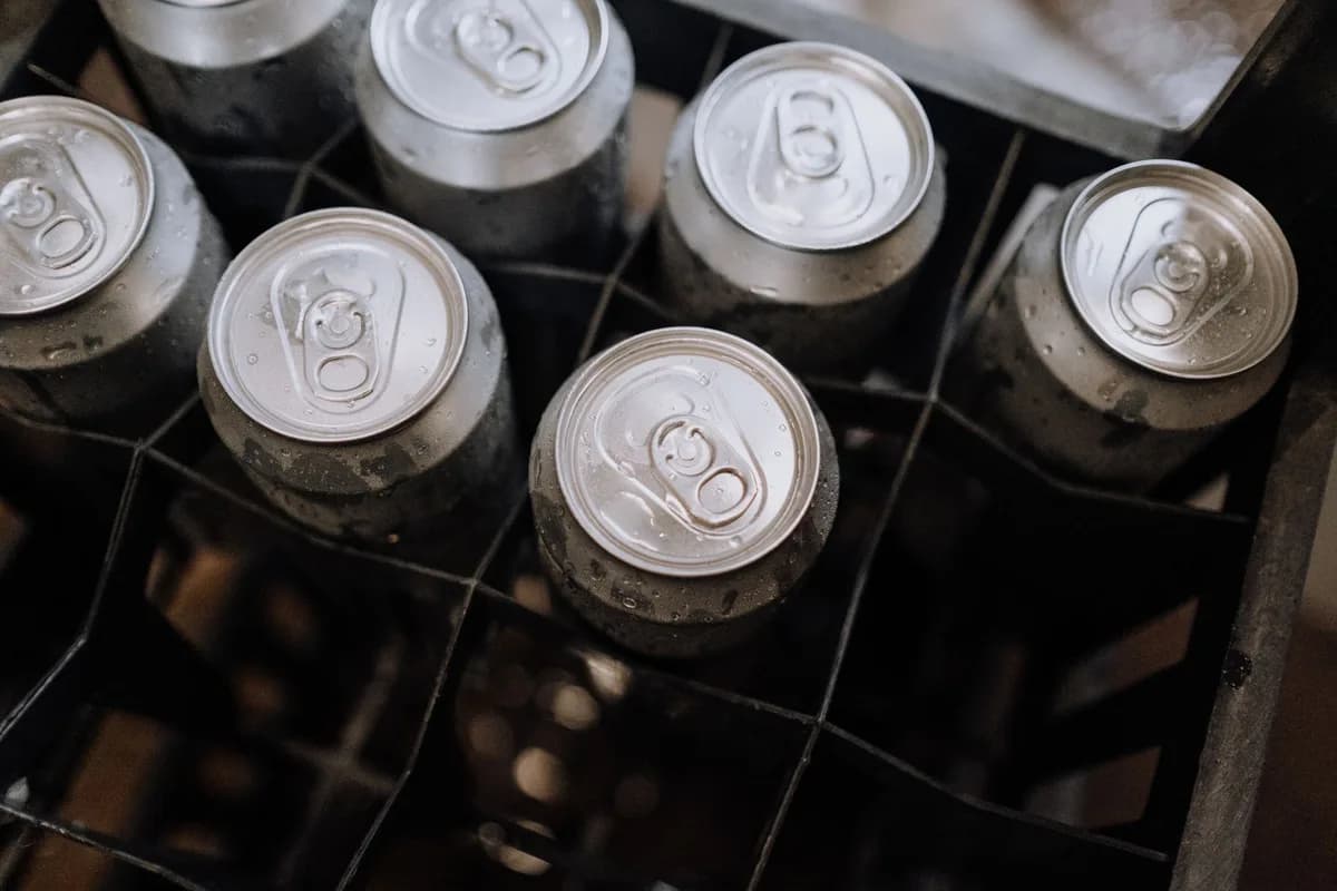 Latas de bebida sem marca legível, referência da família de refrigerantes