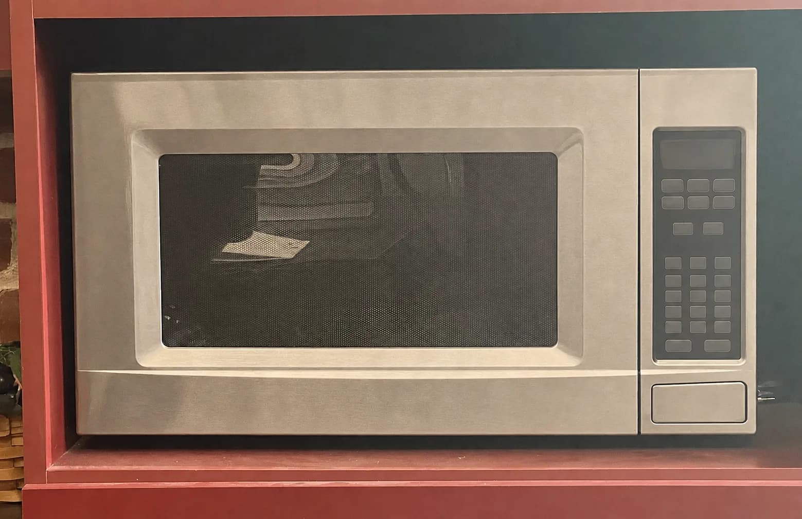 Micro-ondas sem marca fotografado em uma cozinha