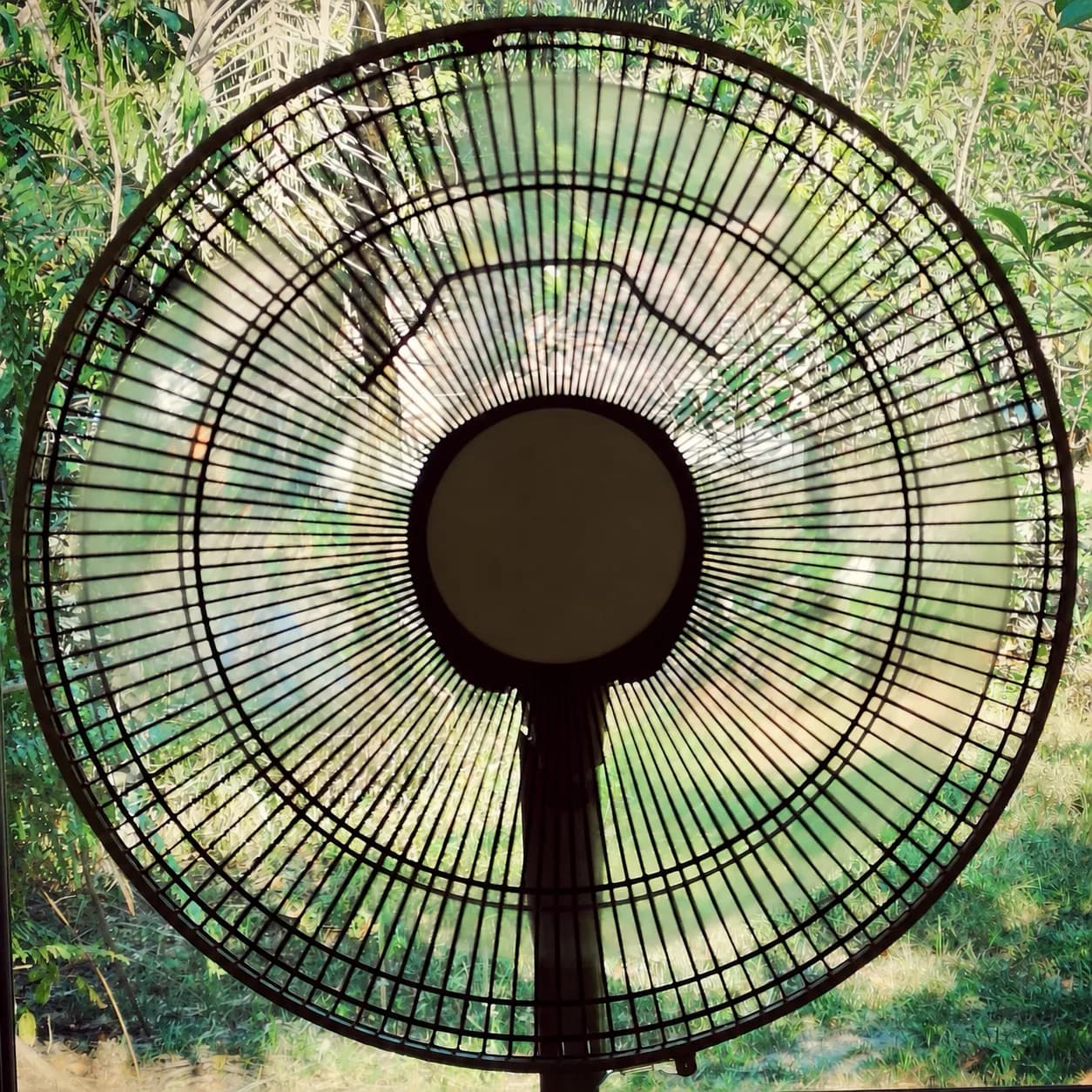 Ventilador elétrico sem marca fotografado de frente