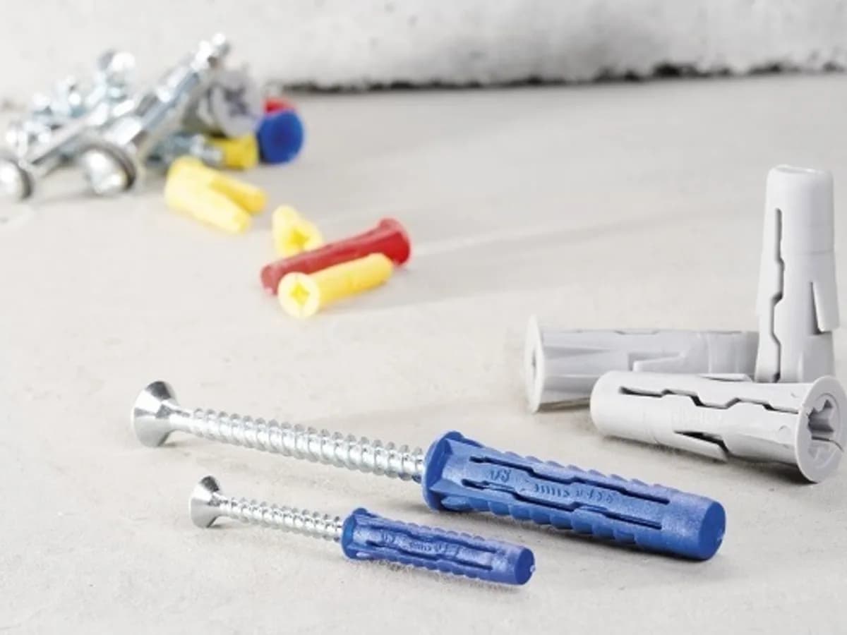 Buchas plasticas coloridas e parafusos usados em fixacao de parede