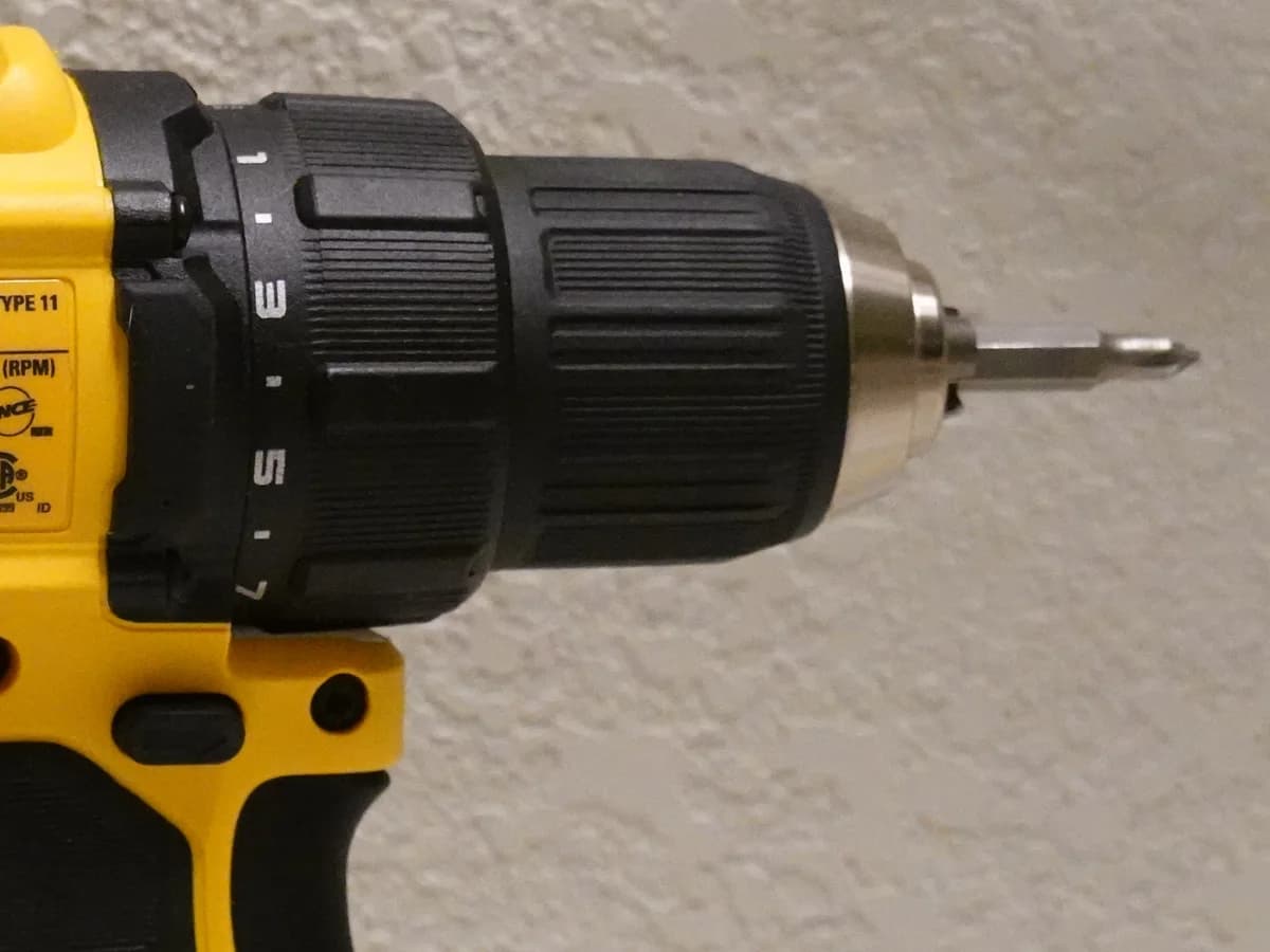 Furadeira elétrica sem fio fotografada de lado, sem modelo específico