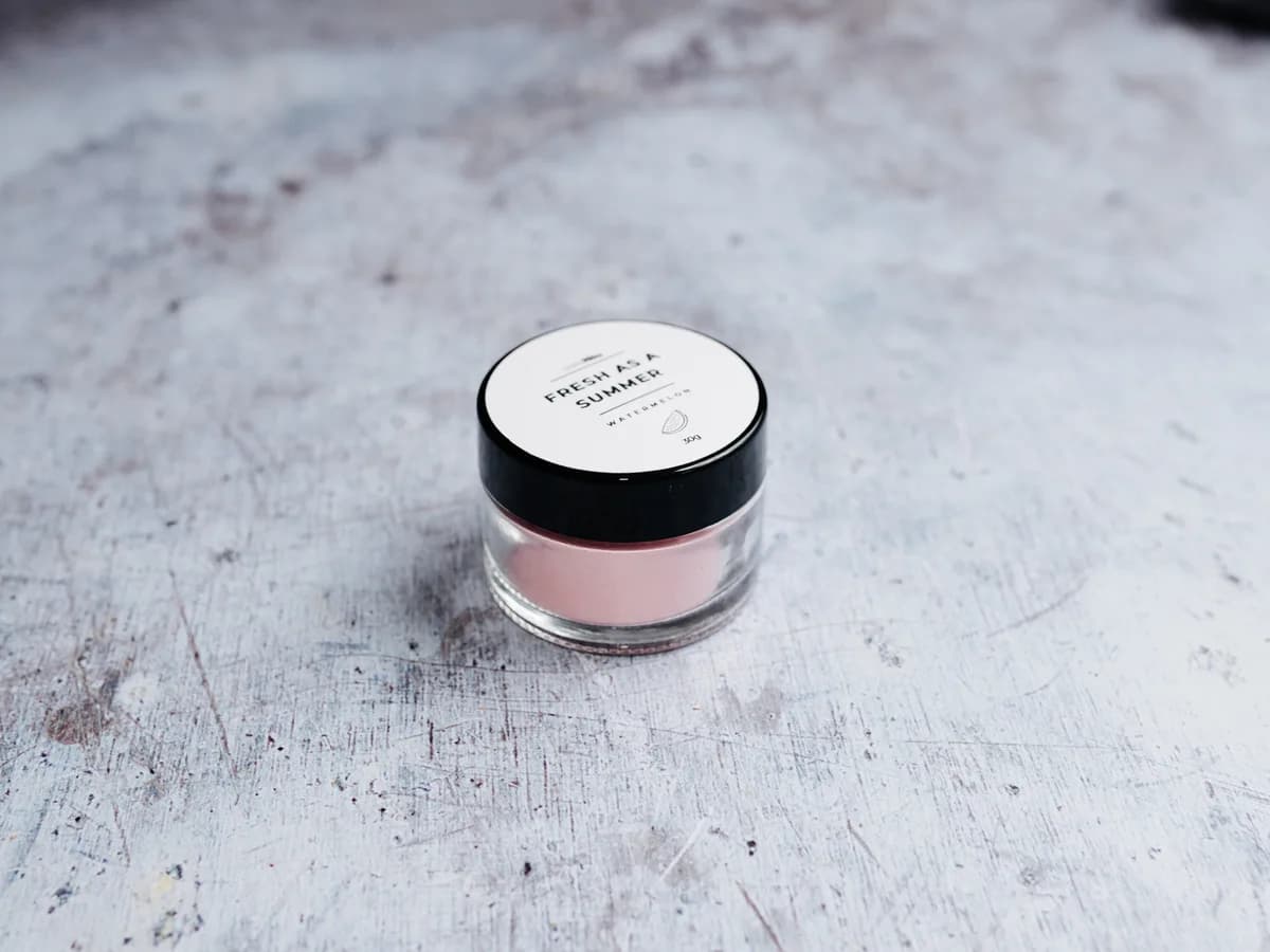 Pote de creme facial em composição de cuidados pessoais