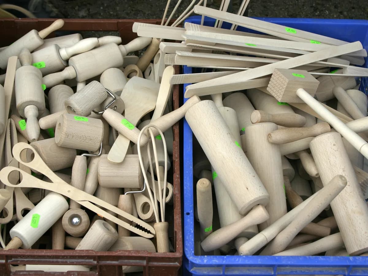 Conjunto de utensílios domésticos claros reunidos em caixas