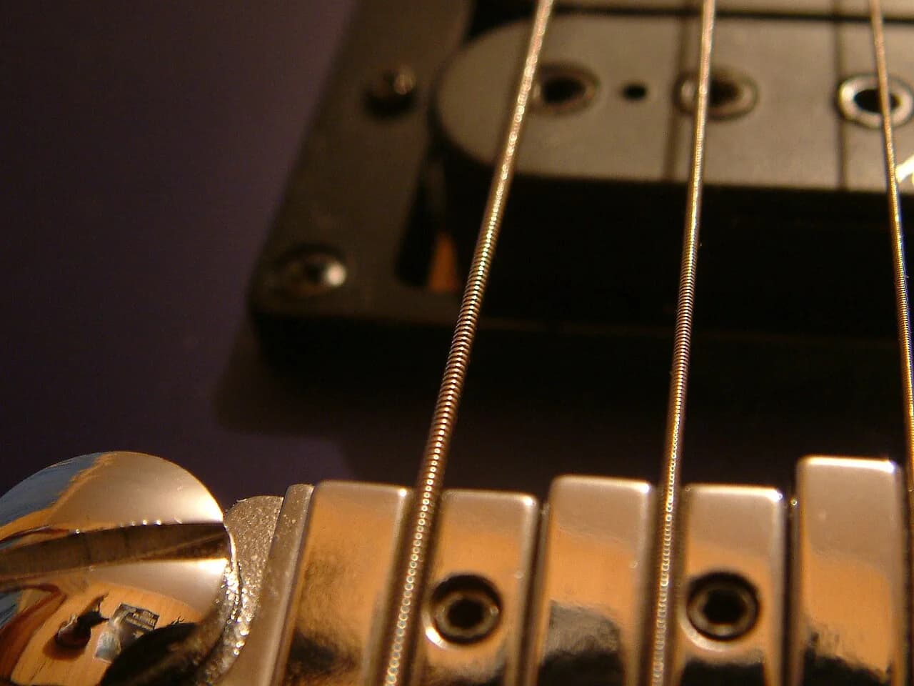 Cordas metalicas de guitarra vistas em detalhe sobre o instrumento