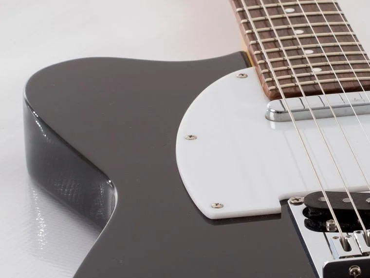 Corpo, braço e captadores de uma guitarra elétrica preta
