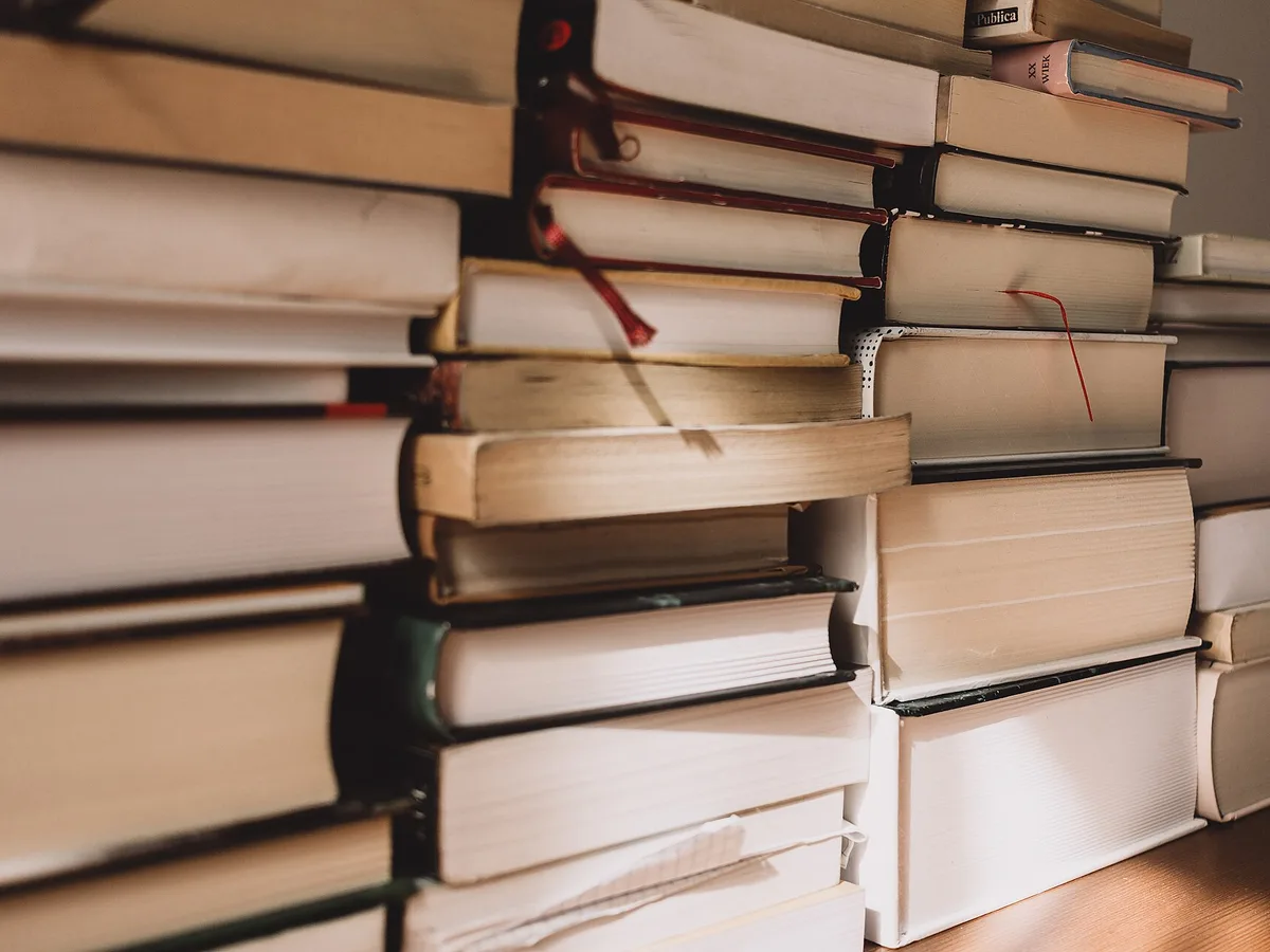 Pilha de livros usados de tamanhos e encadernações variados