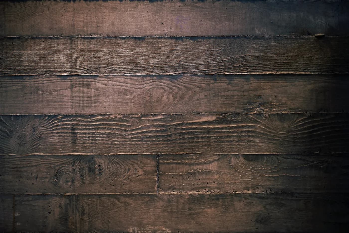 Painéis de madeira com textura visível em uma composição de materiais