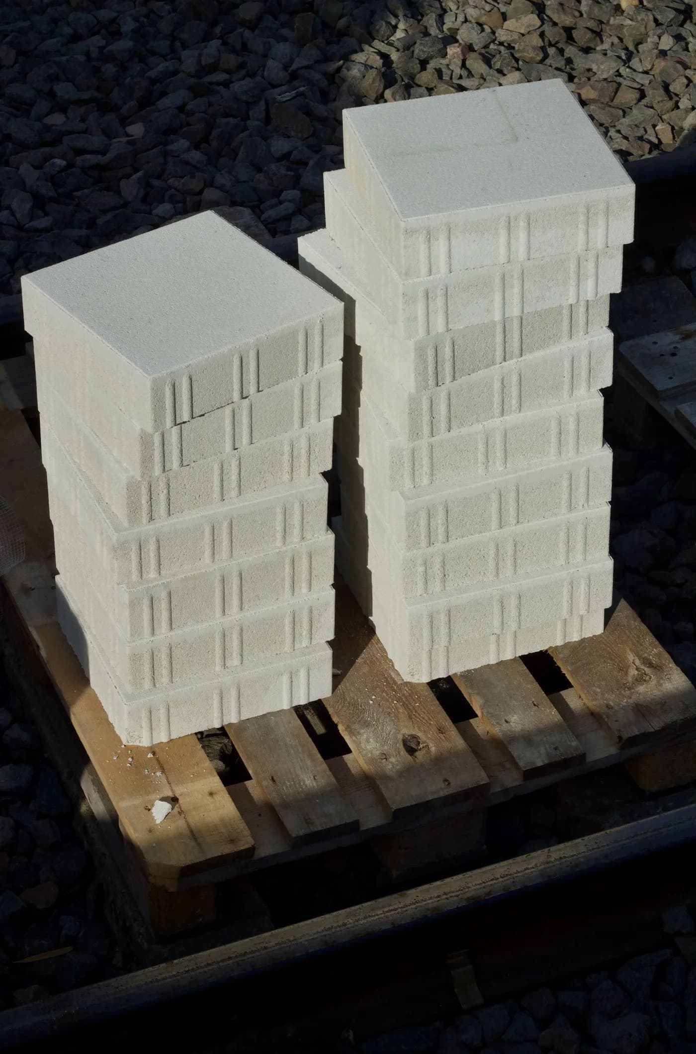 Blocos de concreto empilhados em pallets ao ar livre