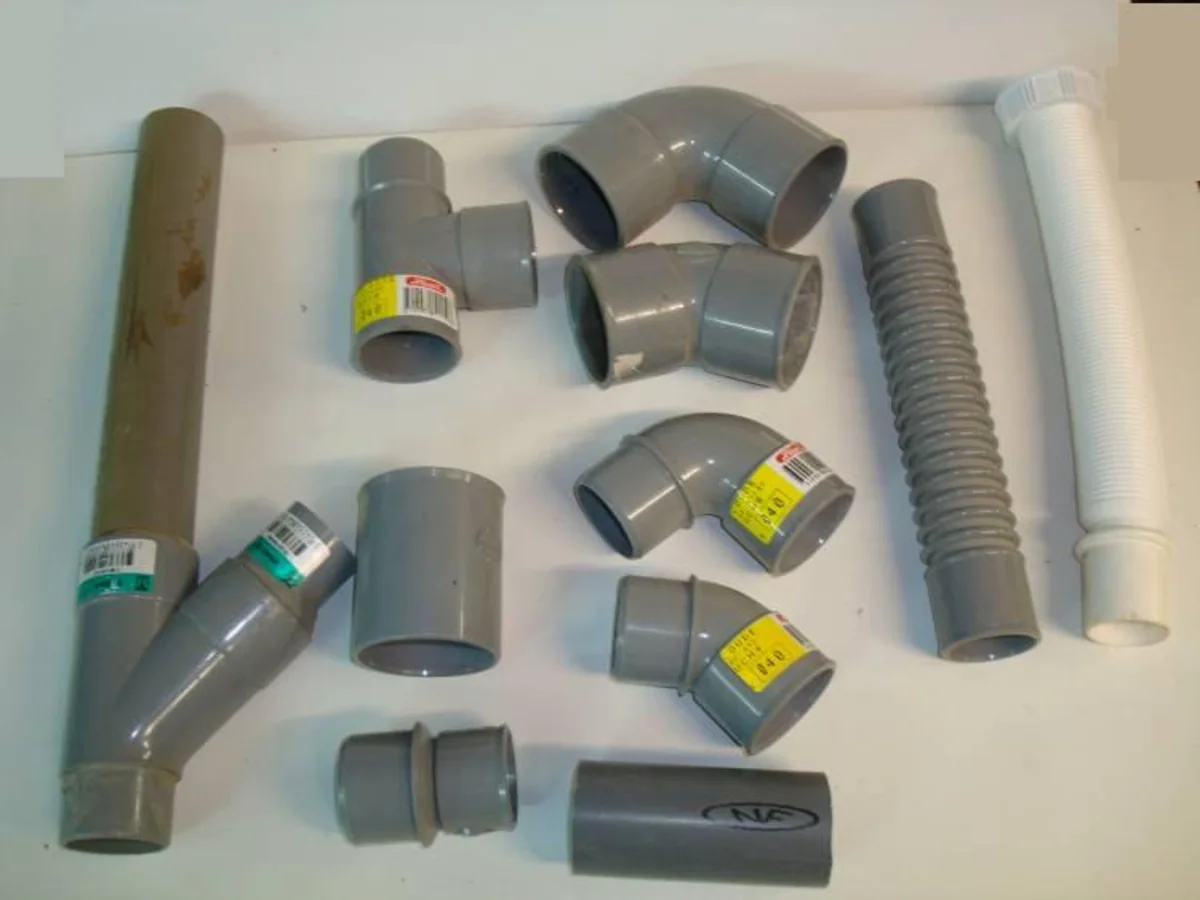 Conjunto de tubos e conexões de PVC em diferentes formatos