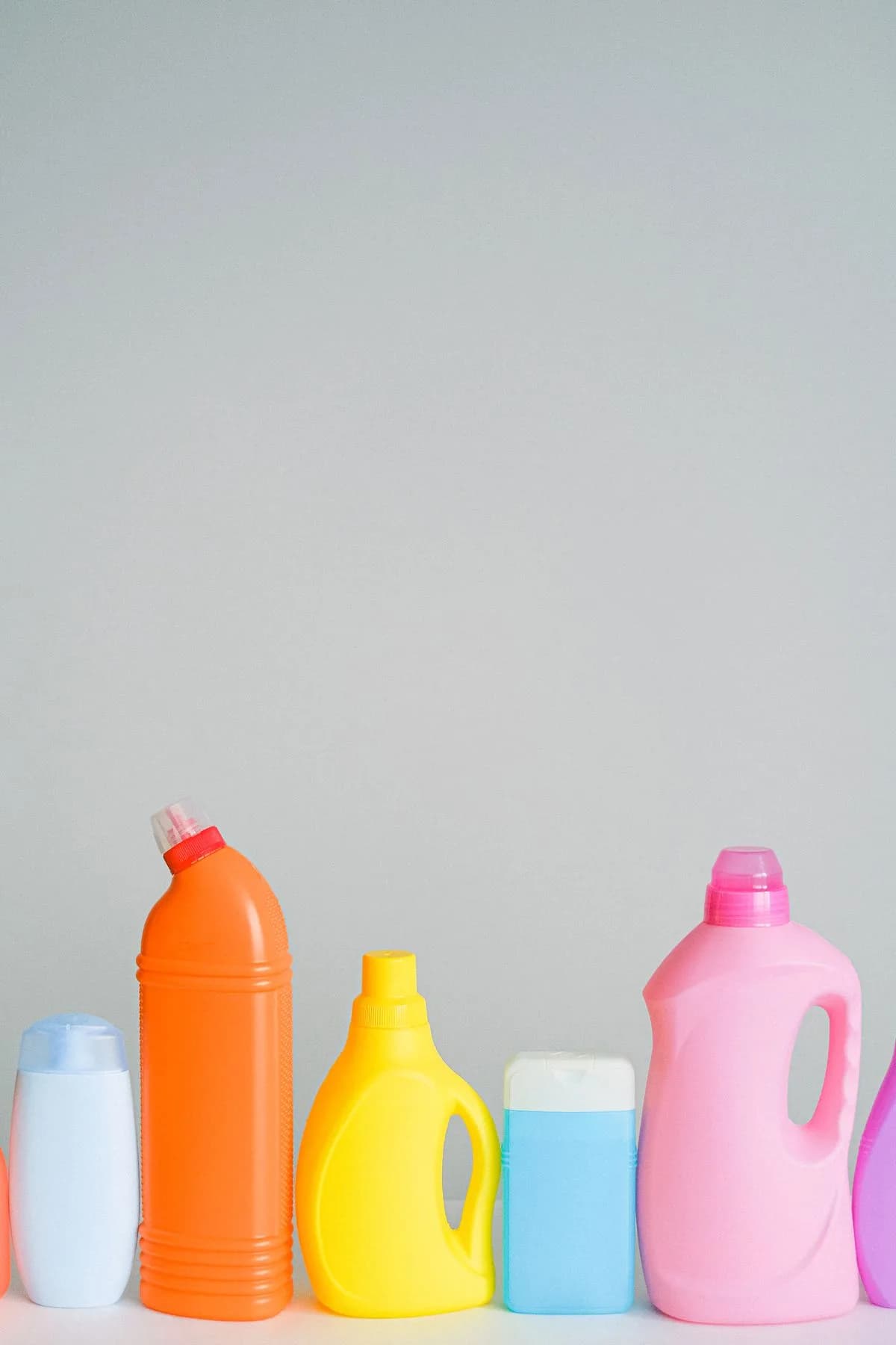 Frascos coloridos de detergentes de limpeza alinhados