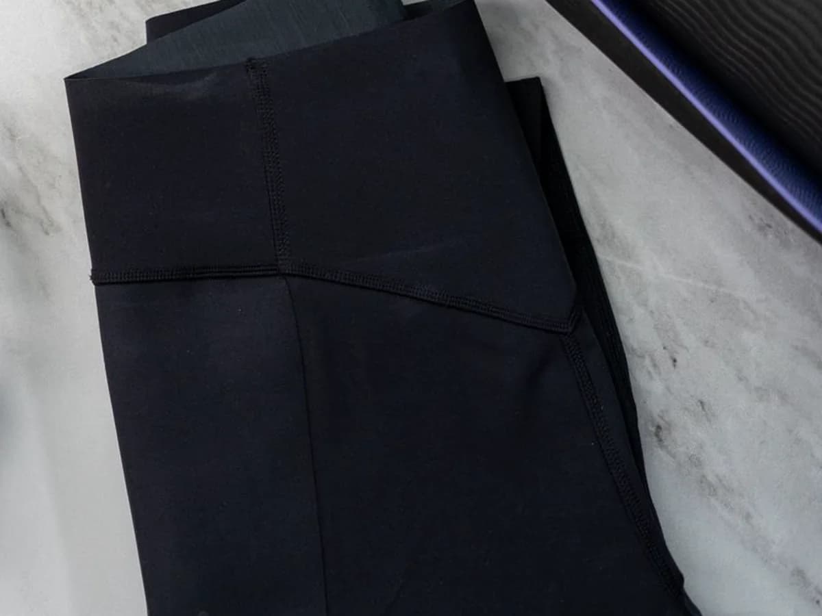 Legging dobrada em flat lay sobre superfície clara