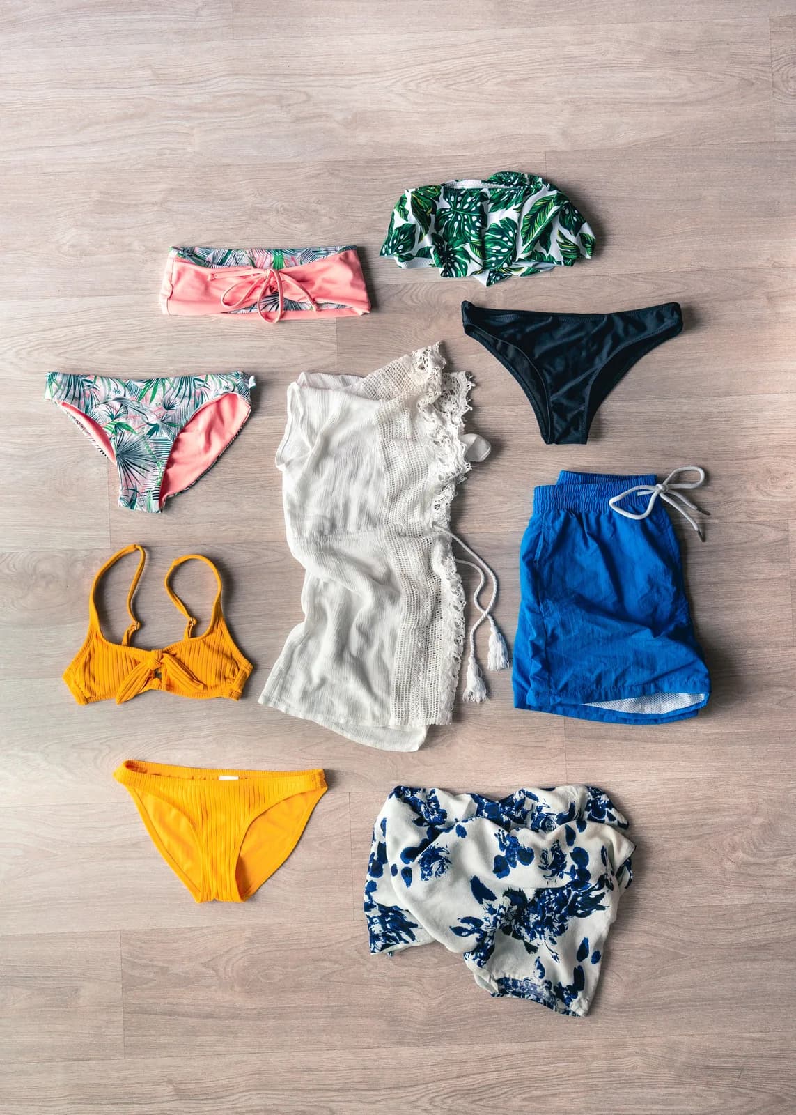 Biquínis e outras peças de moda praia organizados em flat lay