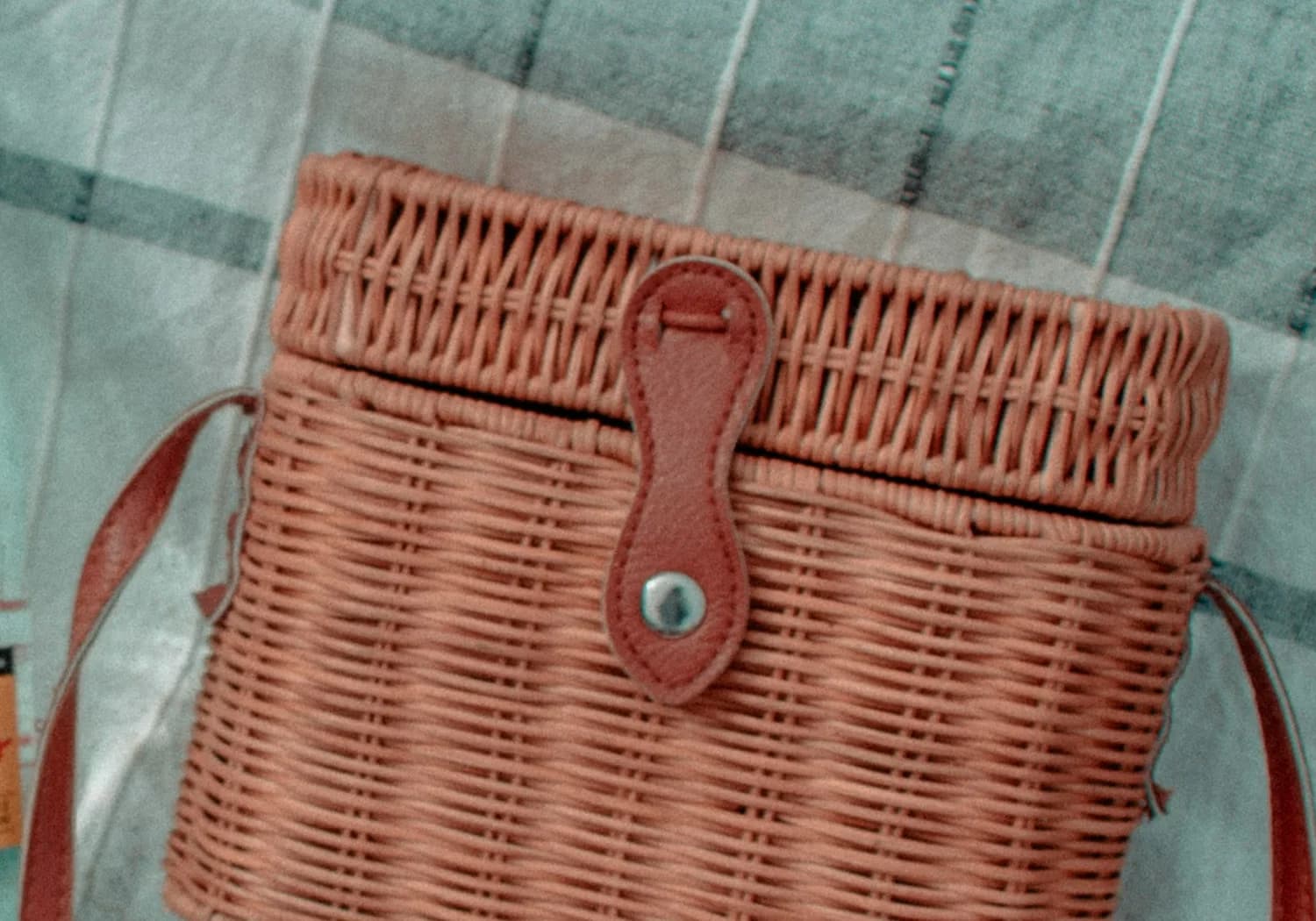 Bolsa de palha estruturada sobre tecido claro