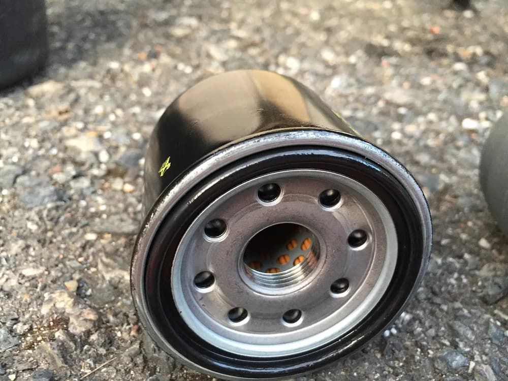 Filtro de óleo novo para motocicleta fotografado em close