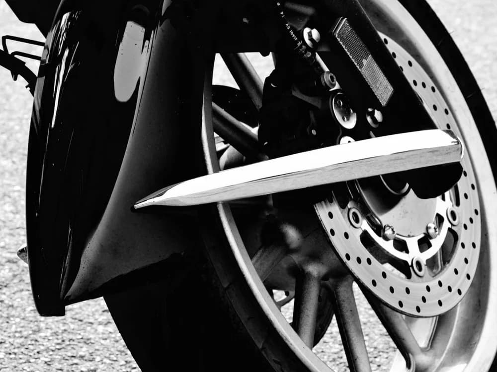 Roda de motocicleta com pneu e disco de freio em close