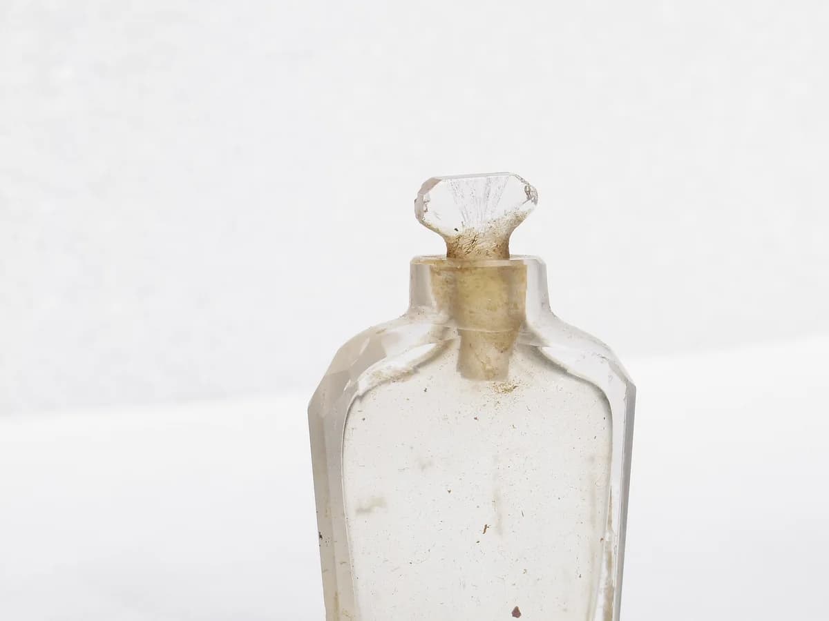 Frasco claro e antigo de perfume isolado