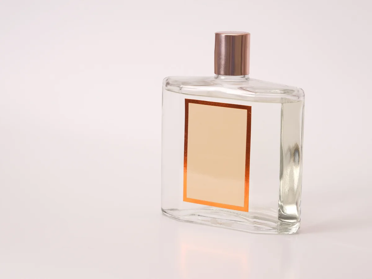 Frasco retangular transparente de perfume com tampa metálica