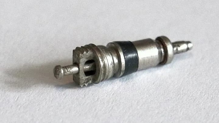 Núcleo metálico de uma válvula Schrader para pneu