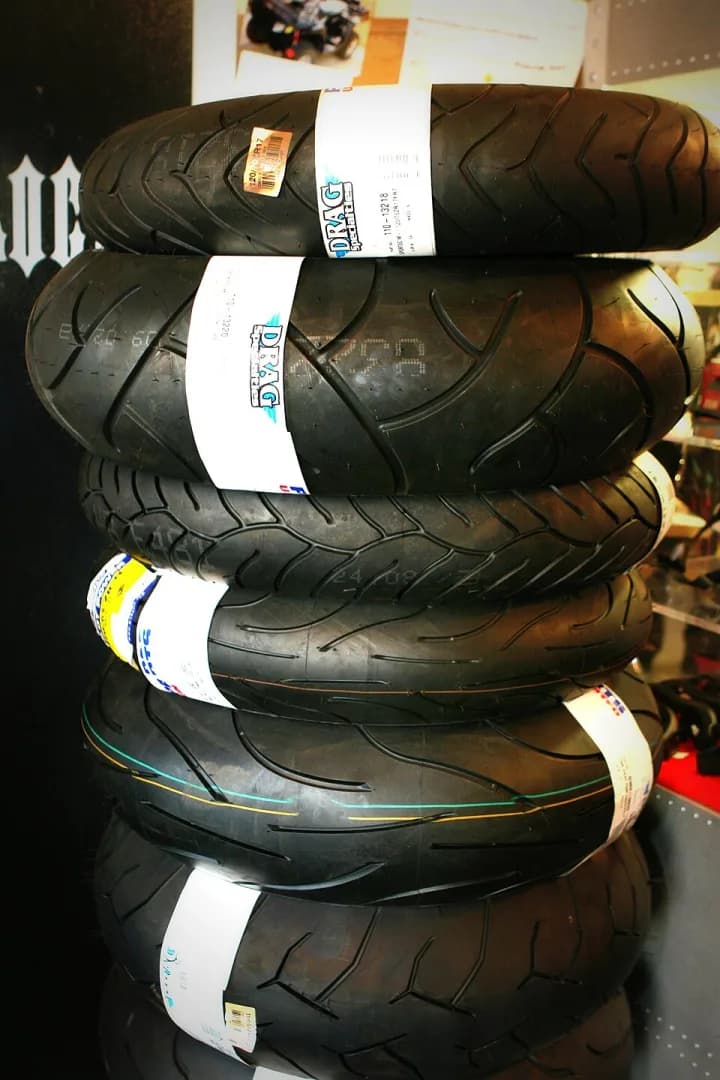 Pilha de pneus novos para motocicleta em uma loja
