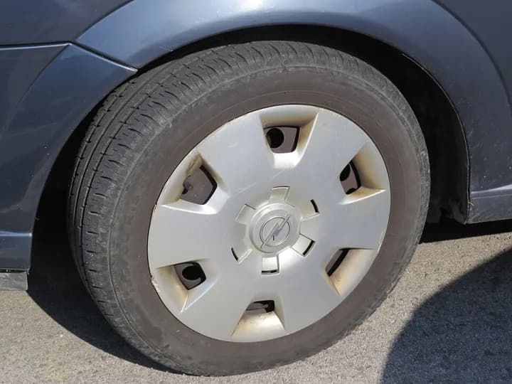 Pneu 185/60 R15 instalado na roda de um carro de passeio