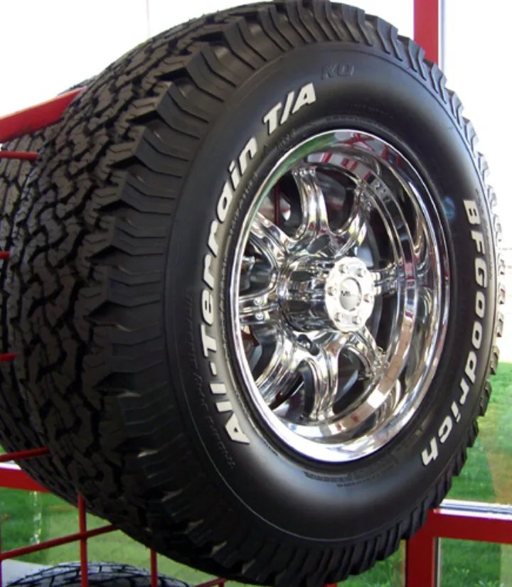 Pneu all terrain de uso em SUV exposto em uma roda