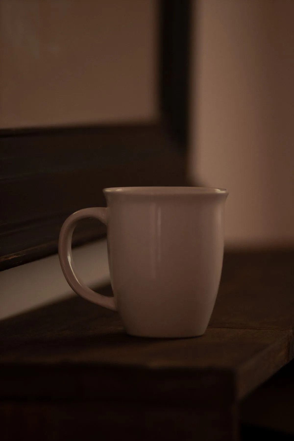Caneca de cerâmica em uma mesa de madeira