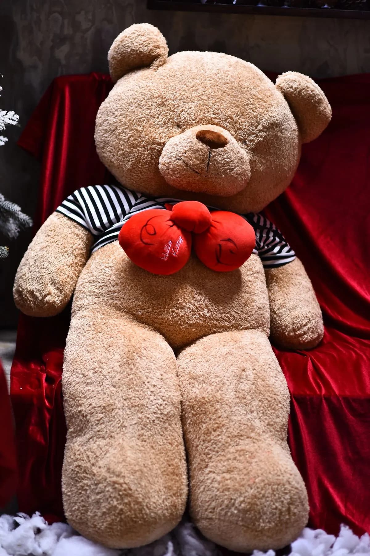 Urso de pelúcia segurando corações vermelhos