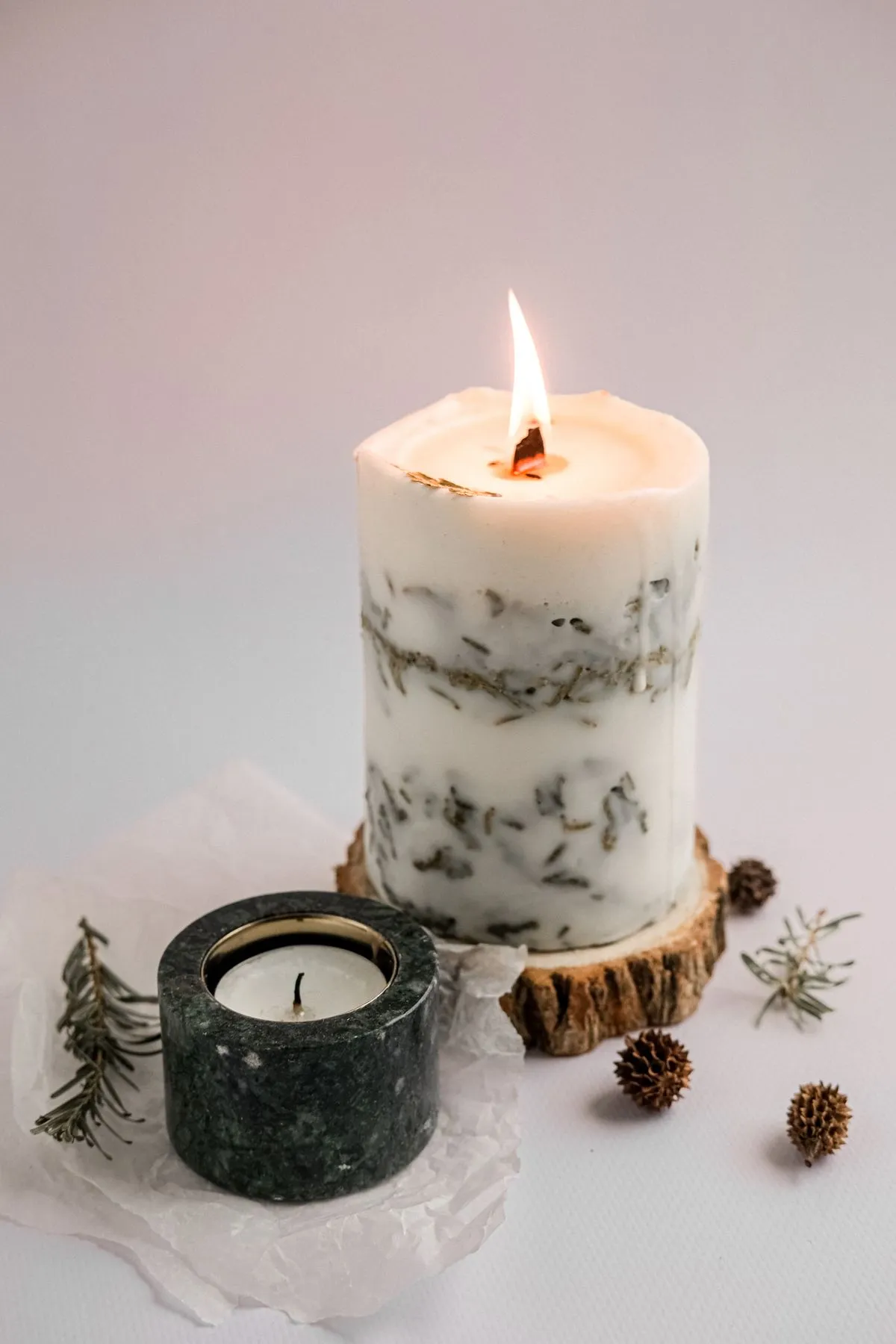 Conjunto de velas aromáticas em uma composição natural